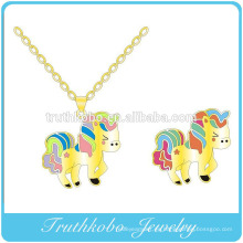 Plateado al vacío de oro de alta calidad de acero inoxidable animal de dibujos animados forma de caballo grabado grabado colgante diseño de la joyería para las niñas